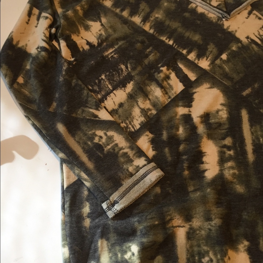 White birch Green tie dye v neck tee - Picture 6 of 6